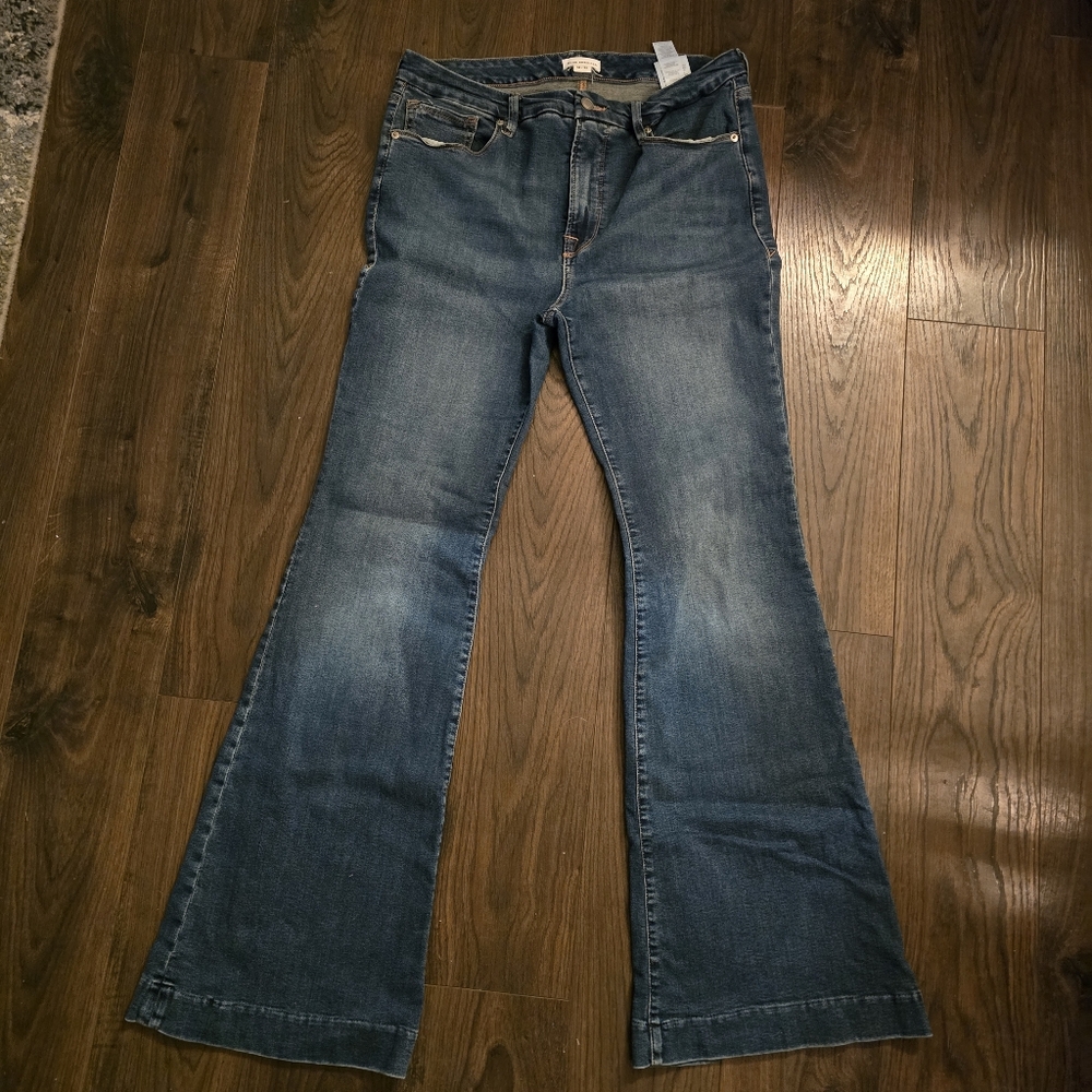 Good American Good Legs Flare Mid Rise Jean